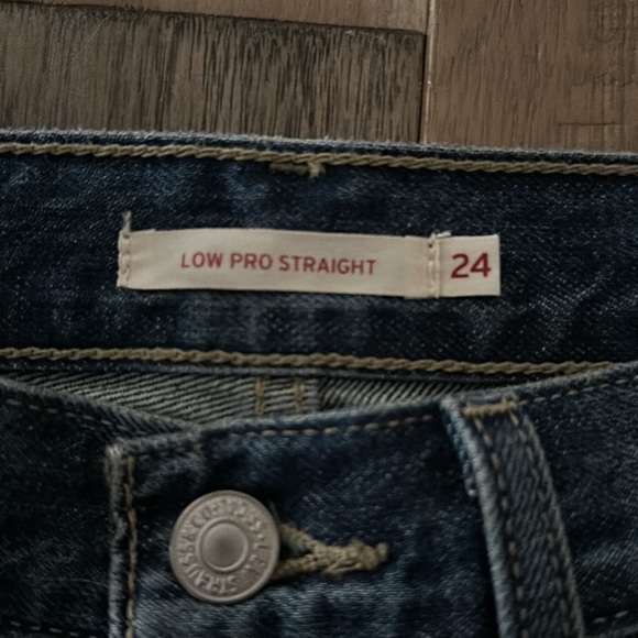 Women’s dark wash Levi’s - Picture 3 of 3